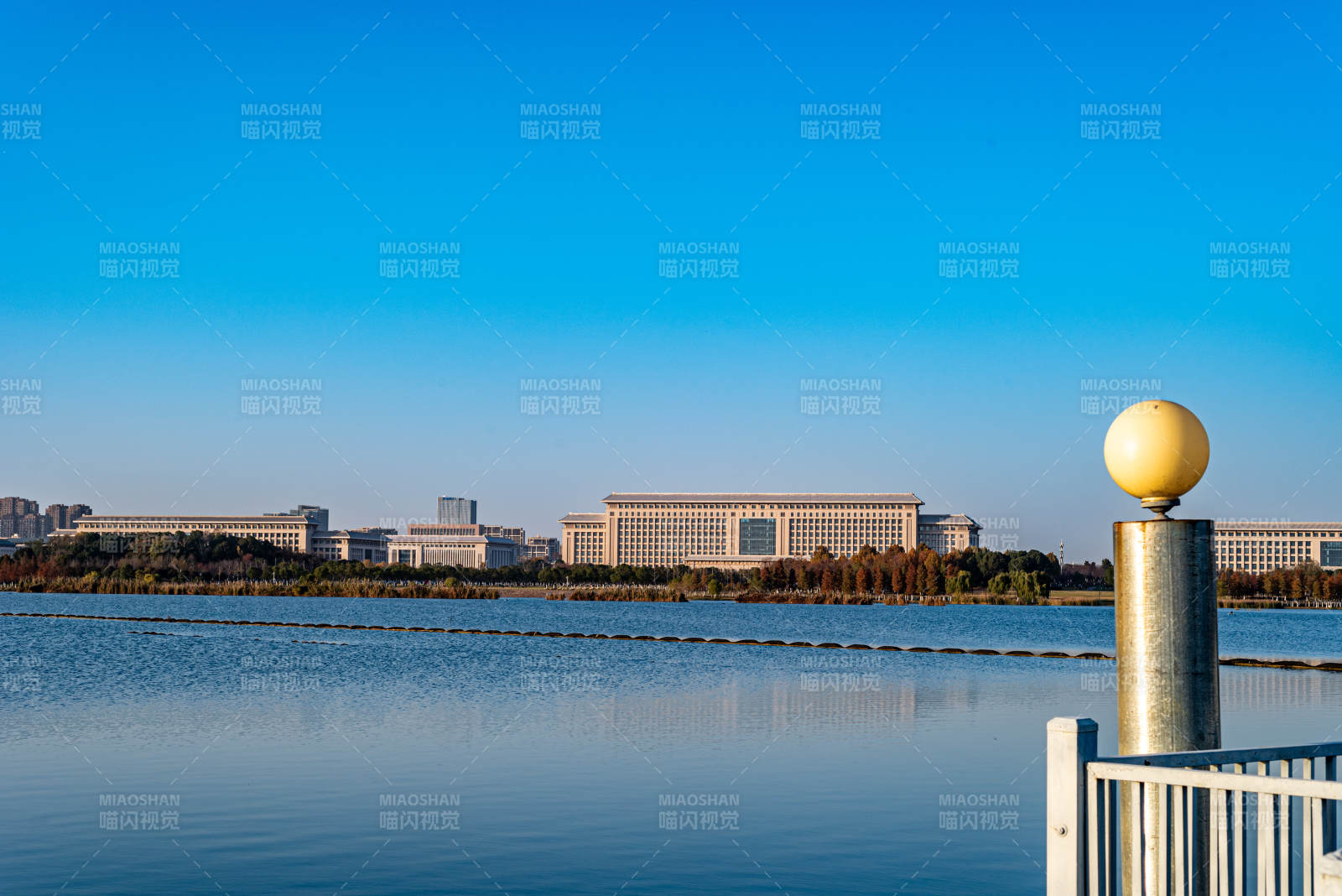 湖畔建筑风光远处的安徽省政府图片