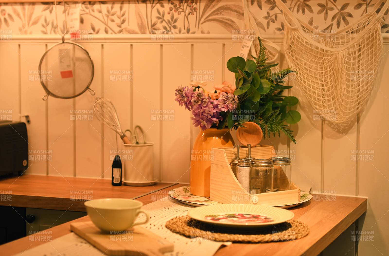 温馨厨房一角图片