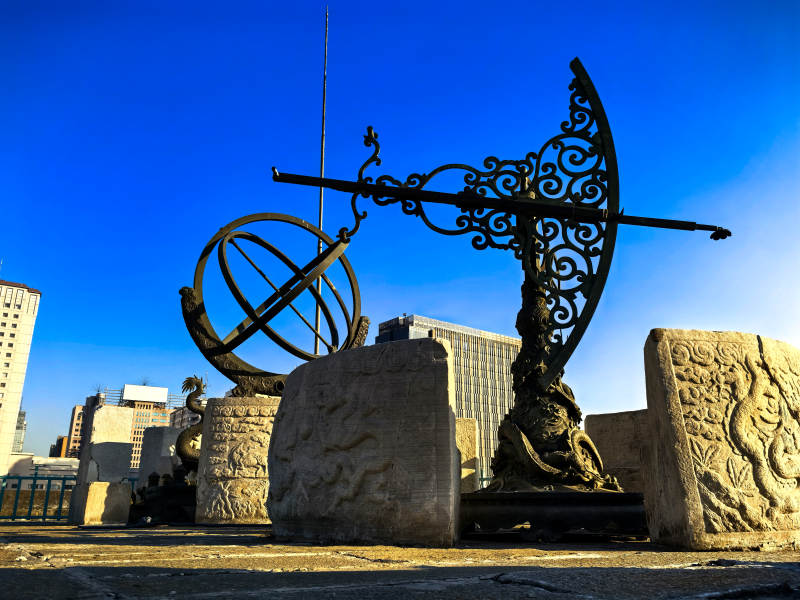 北京古观象台古铜日晷映蓝天图片