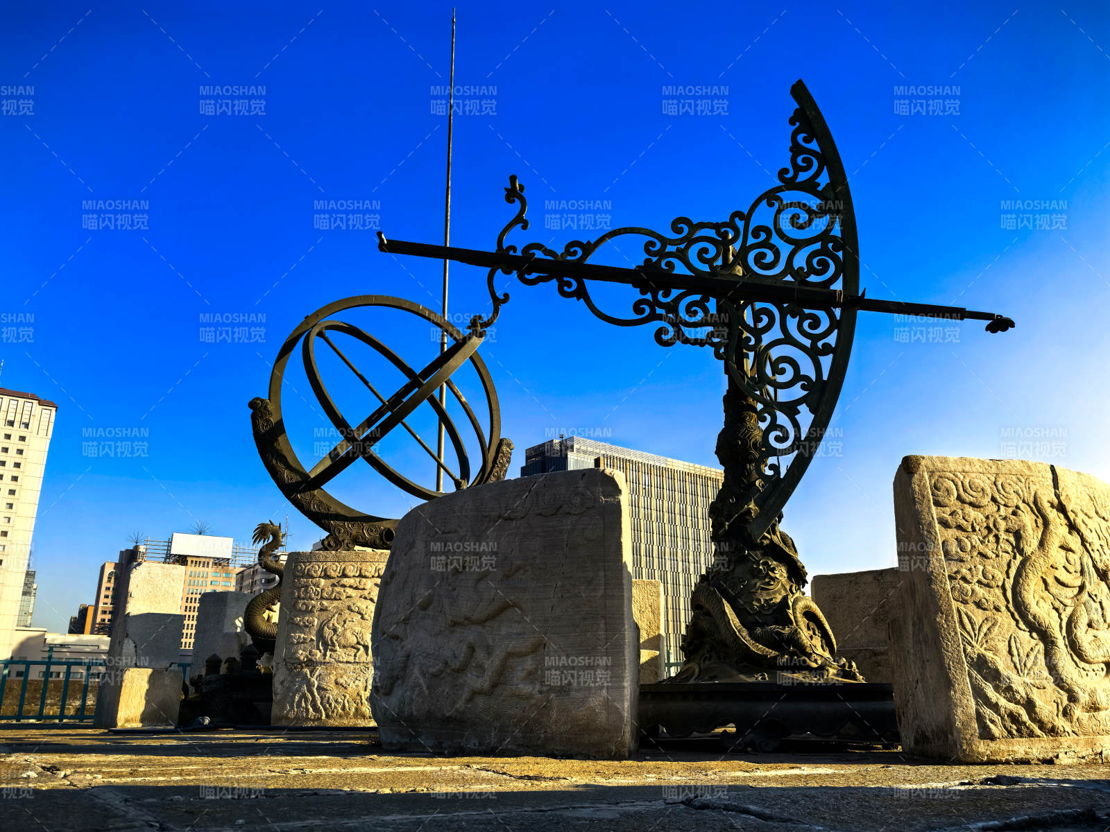 北京古观象台古铜日晷映蓝天图片