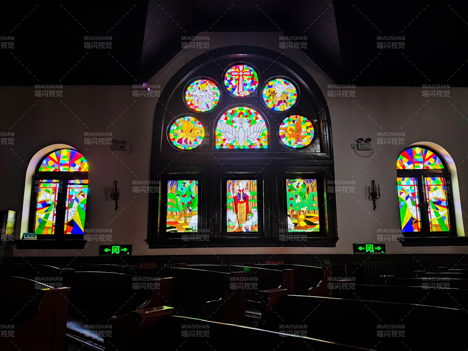 北京亚斯立堂彩窗教堂静谧之美图片