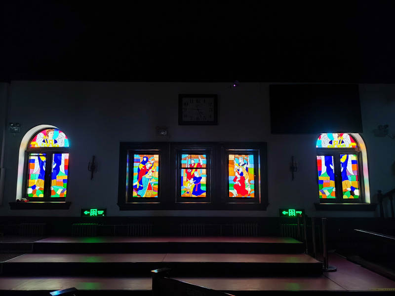 北京亚斯立堂彩色玻璃窗夜景图片