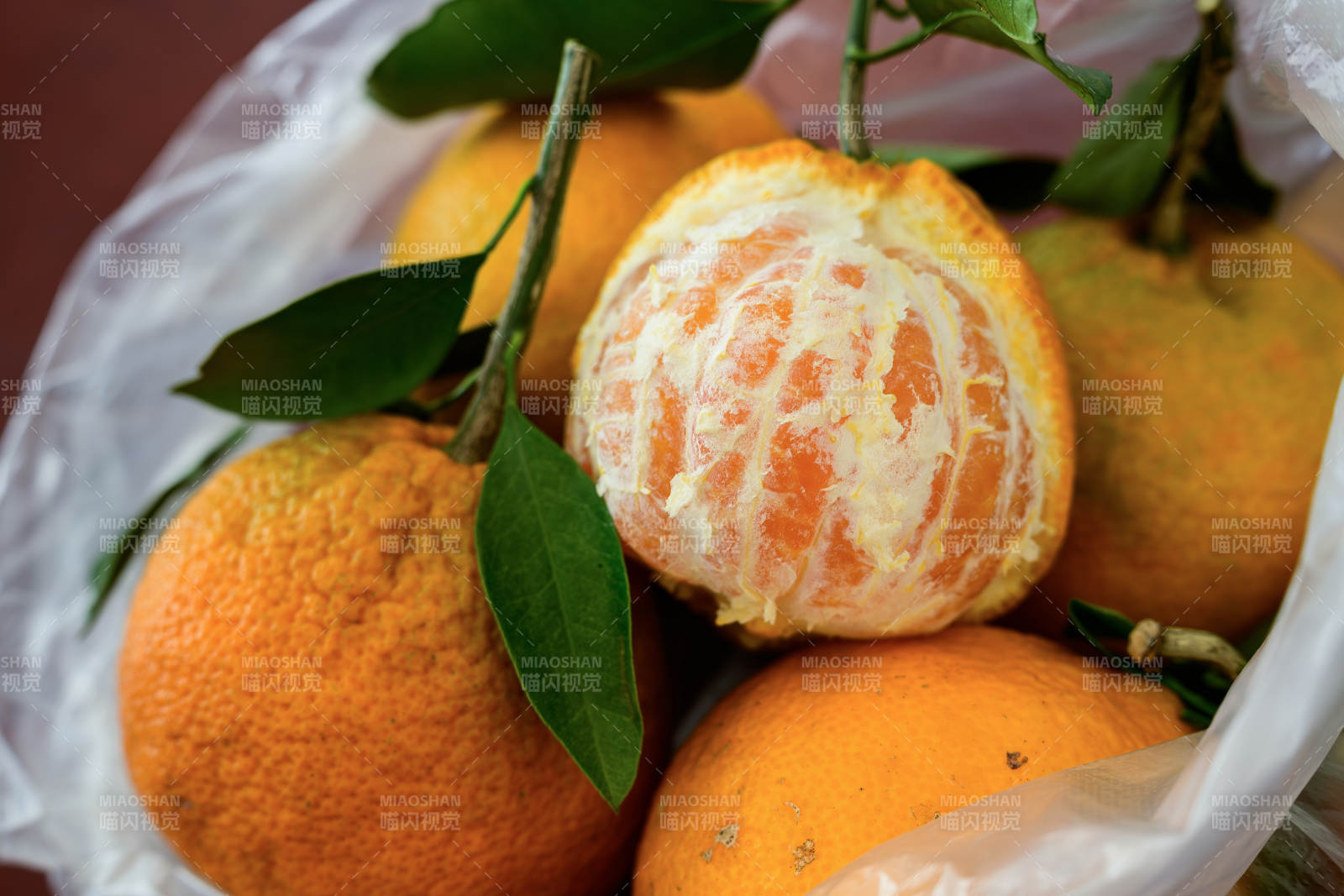 新鲜剥皮柑橘图片