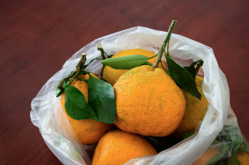 袋装的的带叶柑橘图片