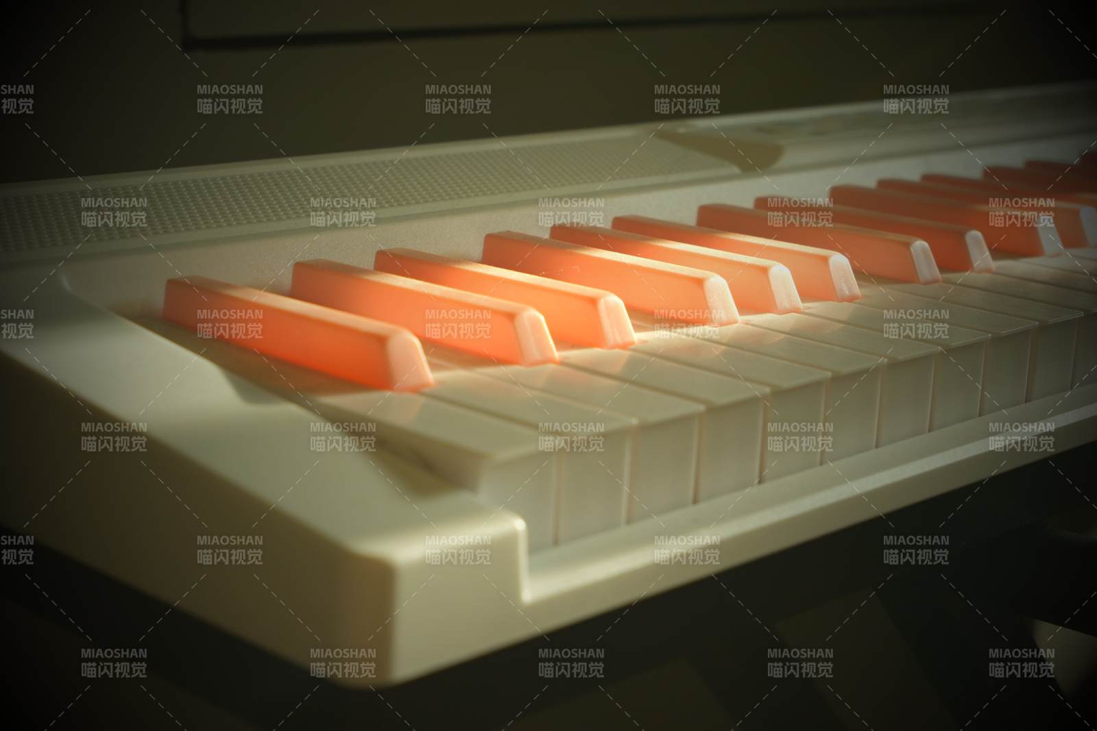 钢琴键的光影图片