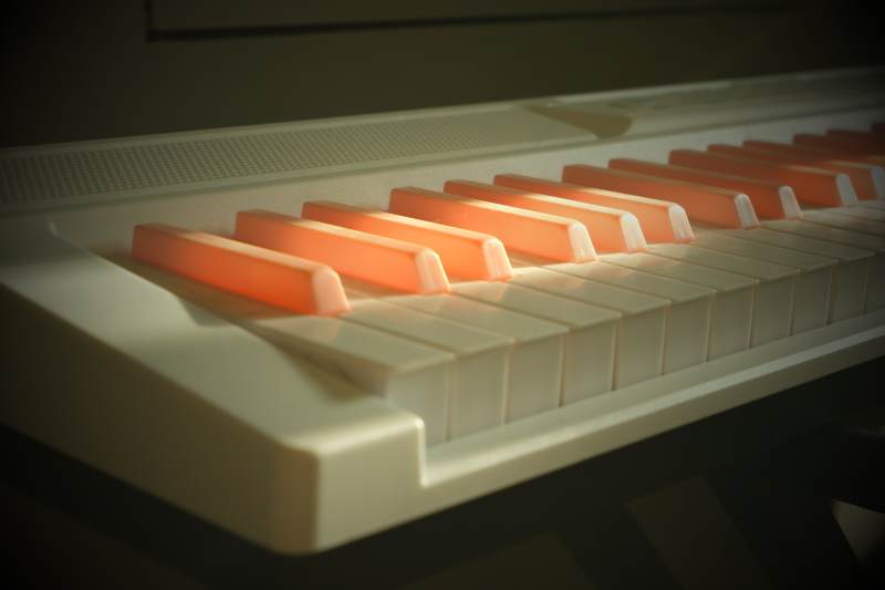 钢琴键的光影图片