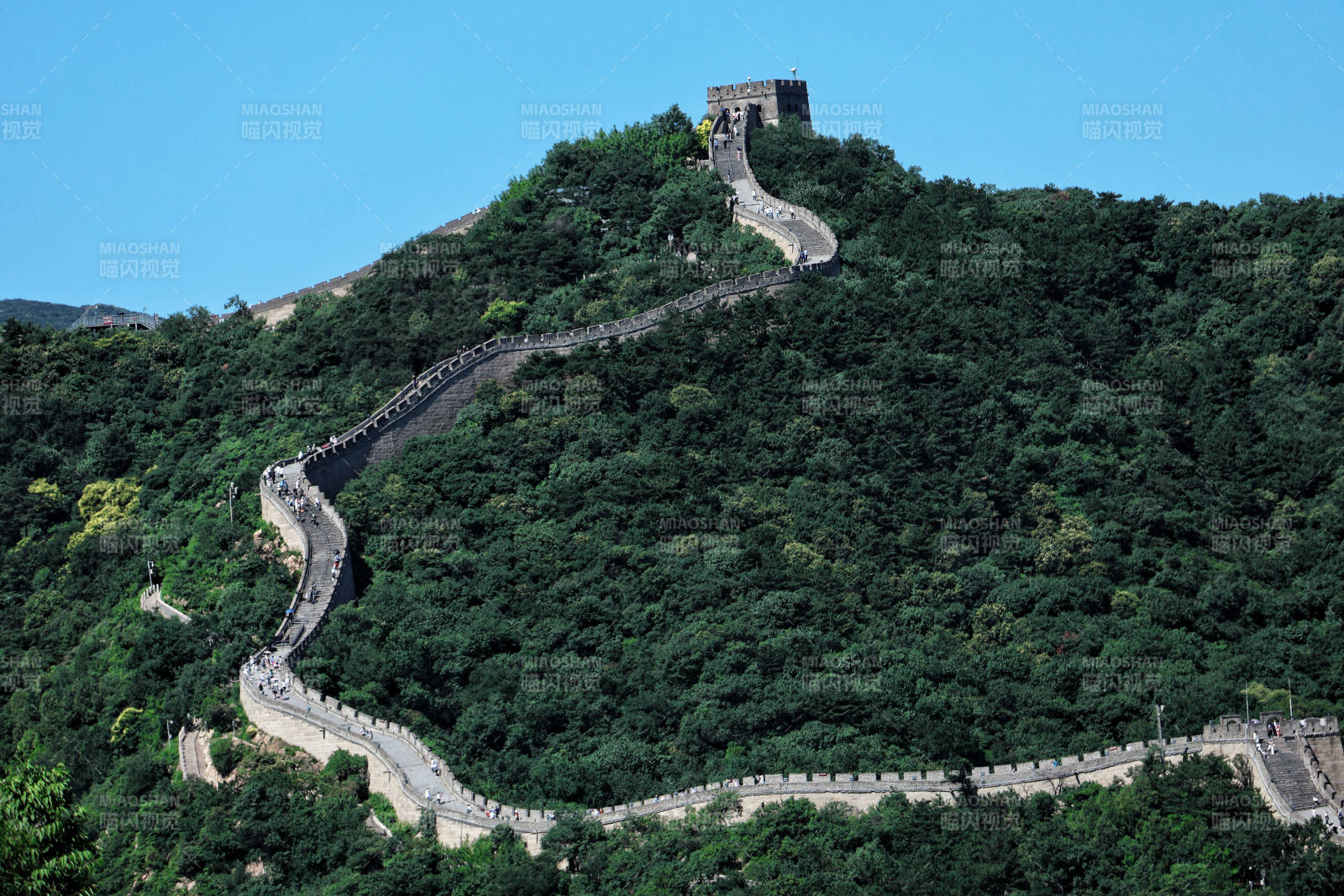 长城蜿蜒山间图片