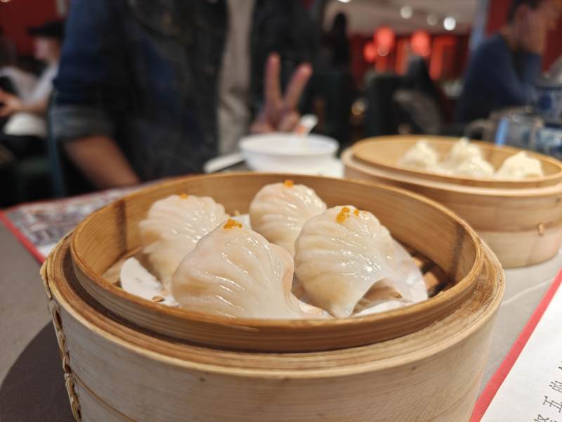 蒸笼里的鲜美虾饺图片