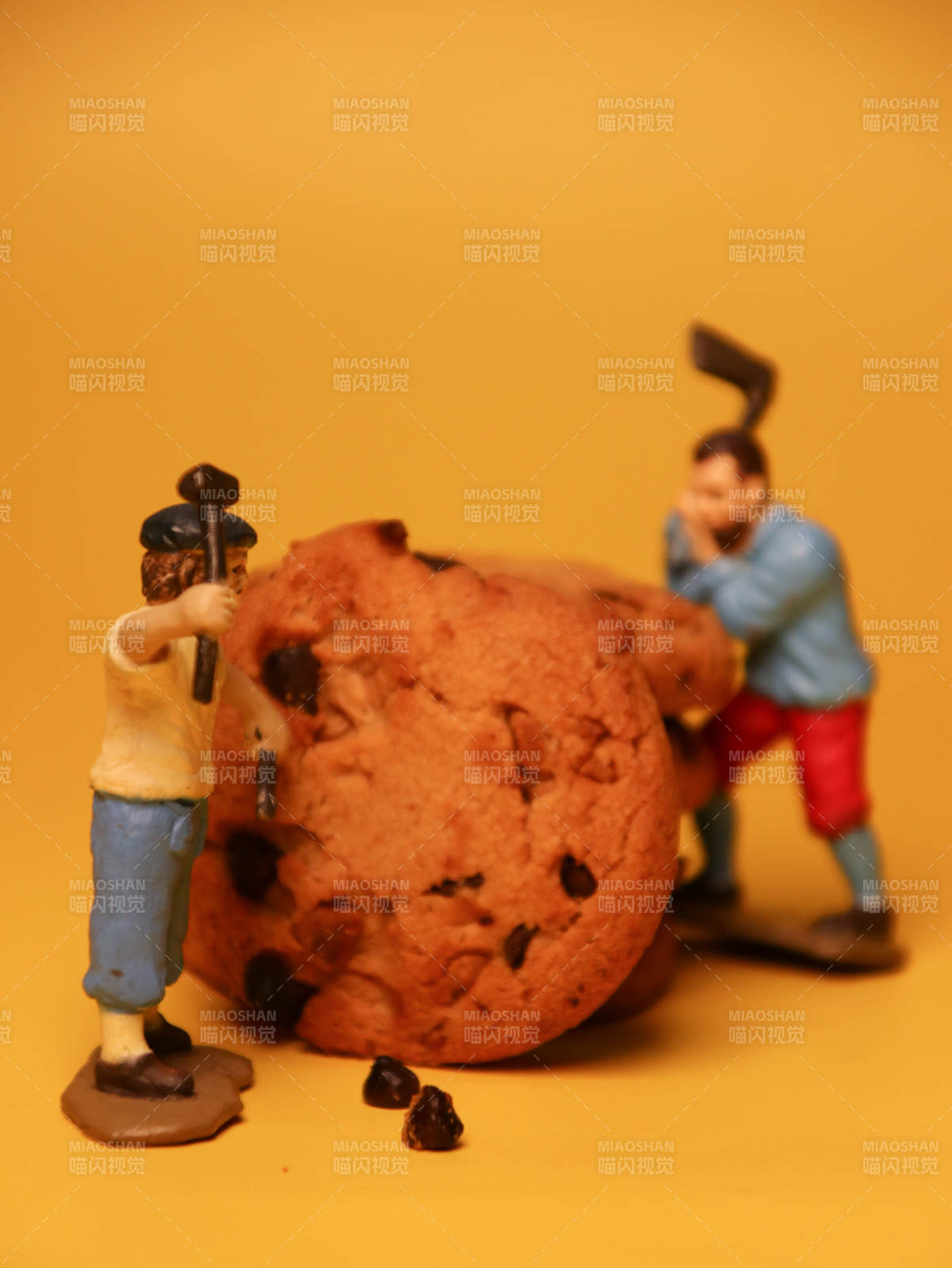 小人推巨饼干图片