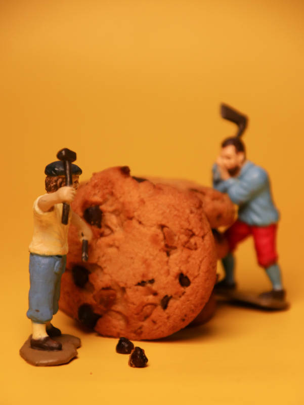 小人推巨饼干图片