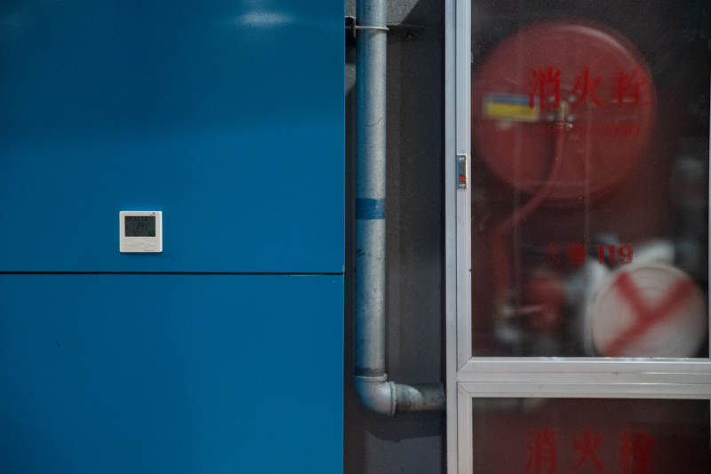 蓝色柜与消防设备图片