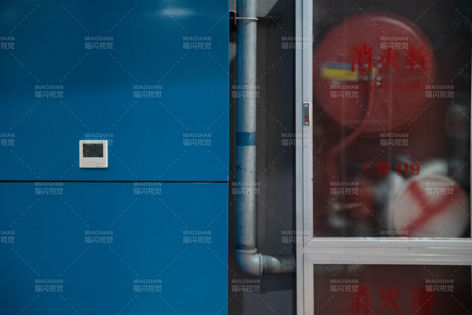 蓝色柜与消防设备图片