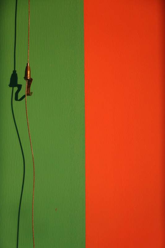 绿红墙上的电线图片