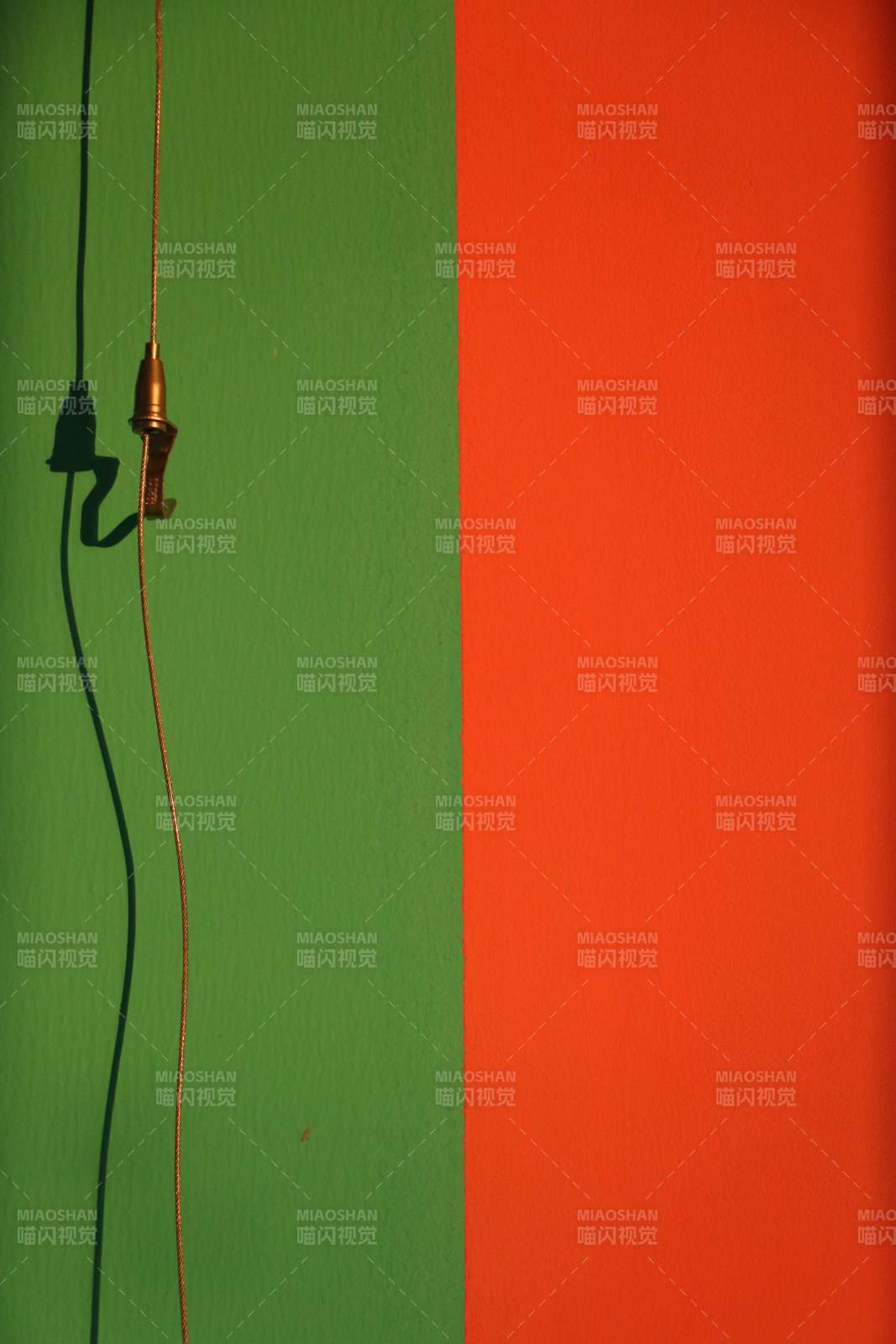 绿红墙上的电线图片