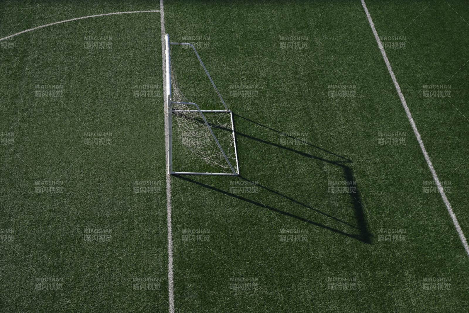 足球场上的球门图片