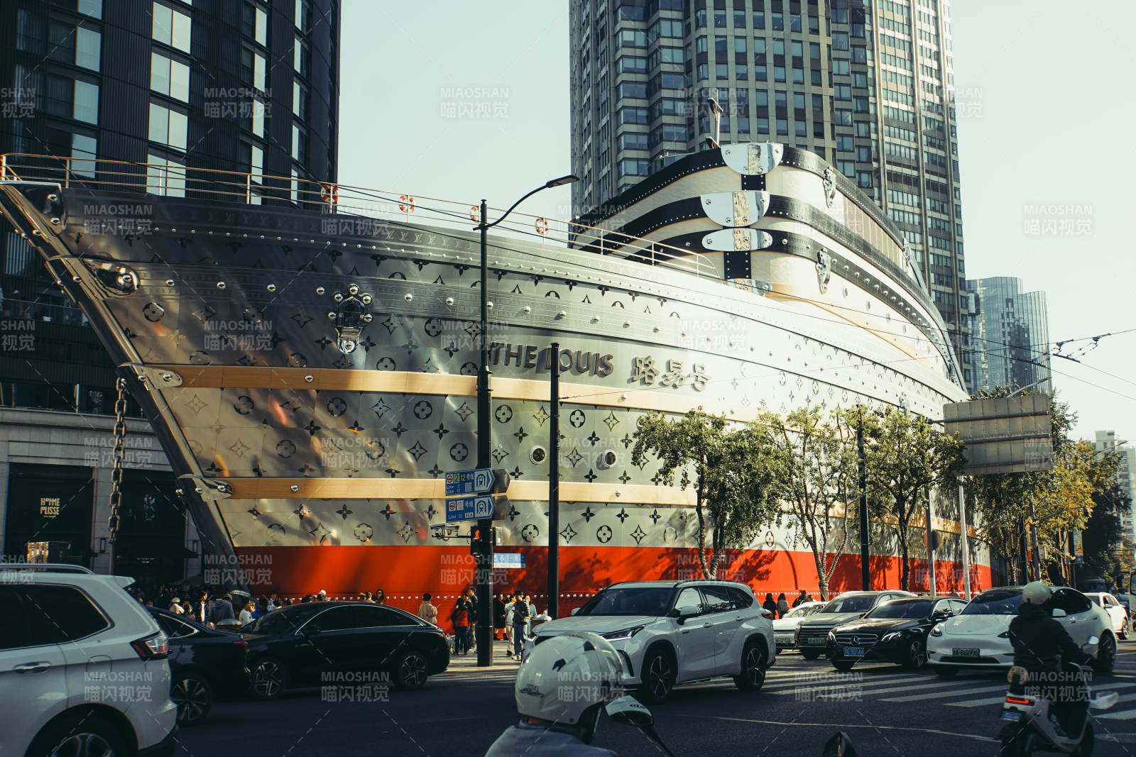 上海城市中的LV巨轮图片