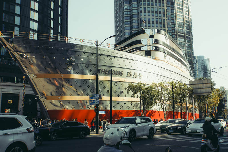 上海城市中的LV巨轮图片