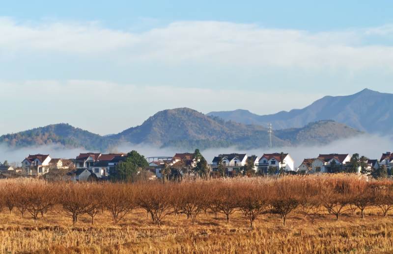 桃花潭山间小镇秋景图片
