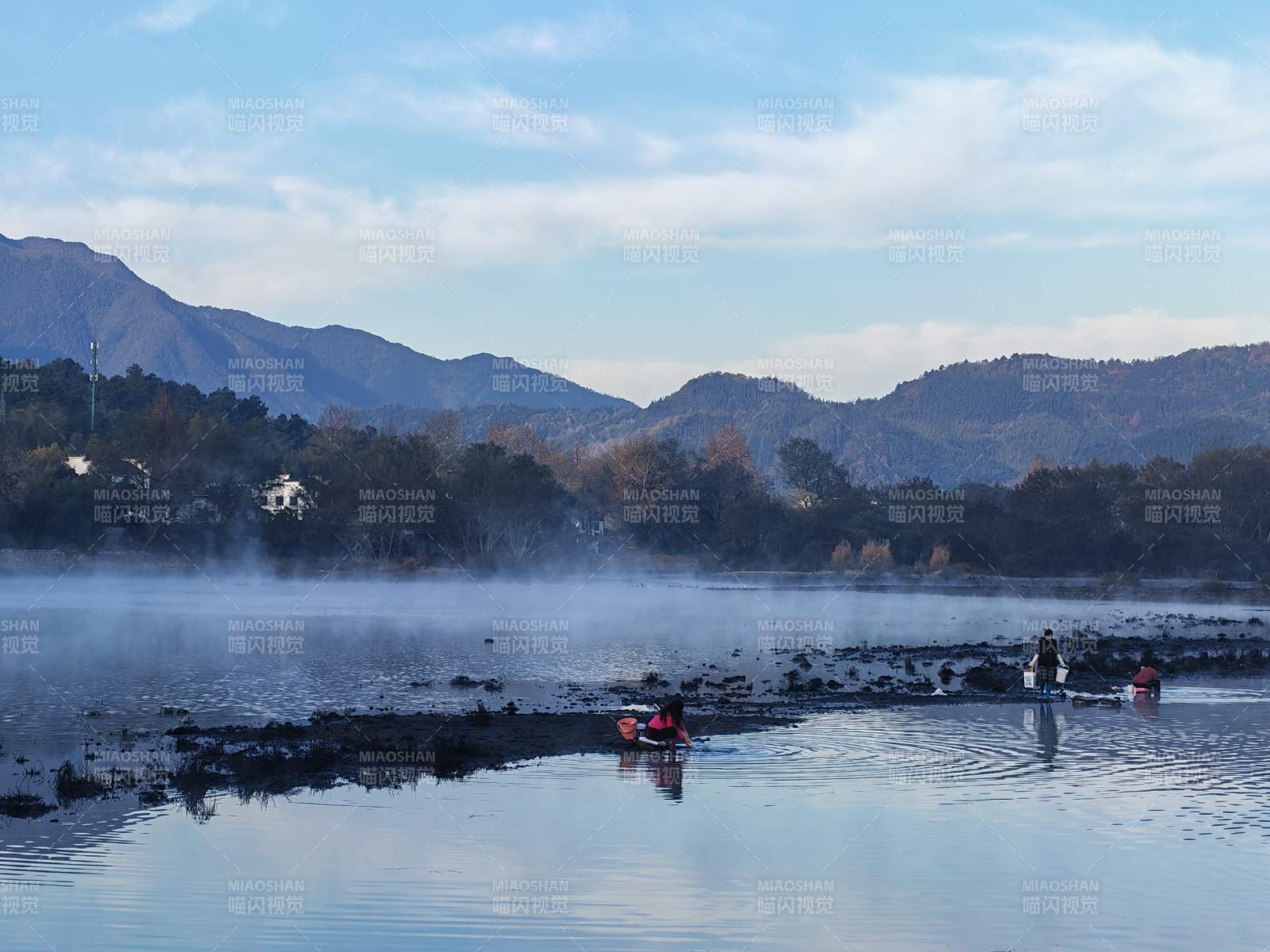 桃花潭畔晨雾山影图片