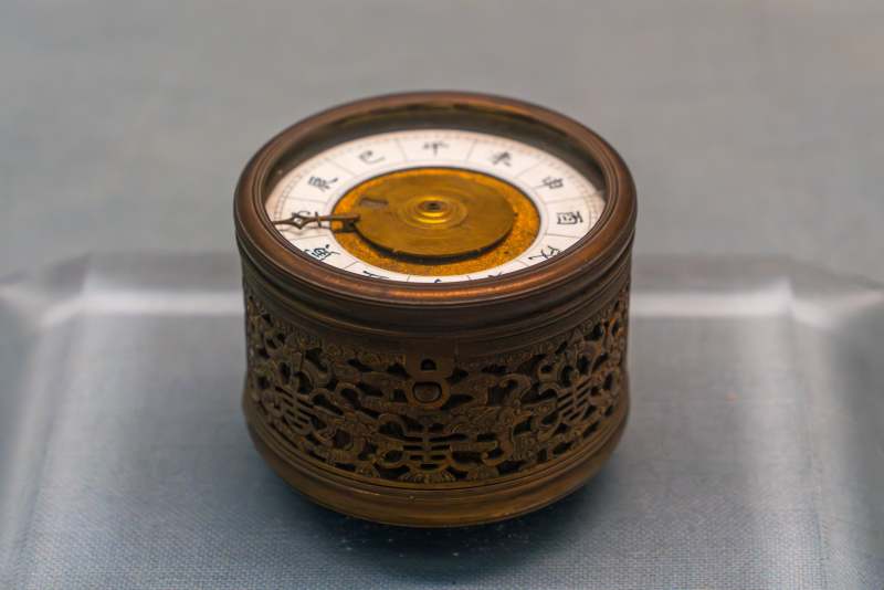 广东省博物馆展示的古典计时器古铜镂空香炉图片