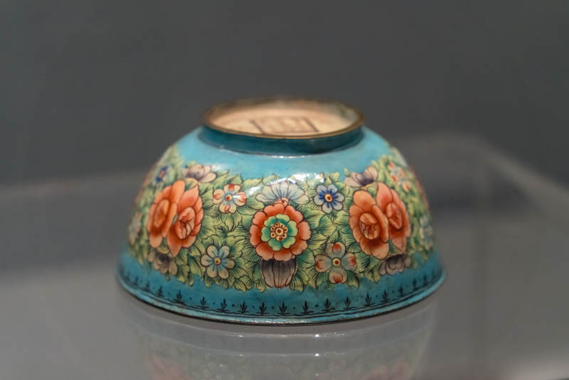 广东省博物馆藏清代铜胎画珐琅彩绘花卉瓷碗图片