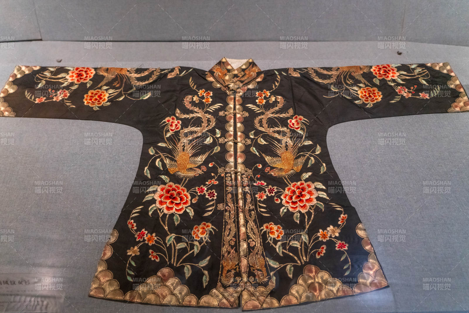 广东省博物馆民国时期黑缎广绣风纹女衫图片