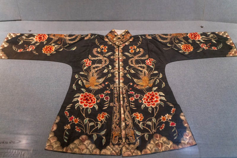 广东省博物馆民国时期黑缎广绣风纹女衫图片