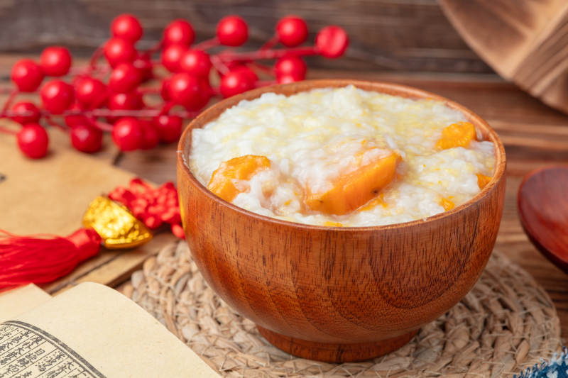 木碗小米红薯粥图片