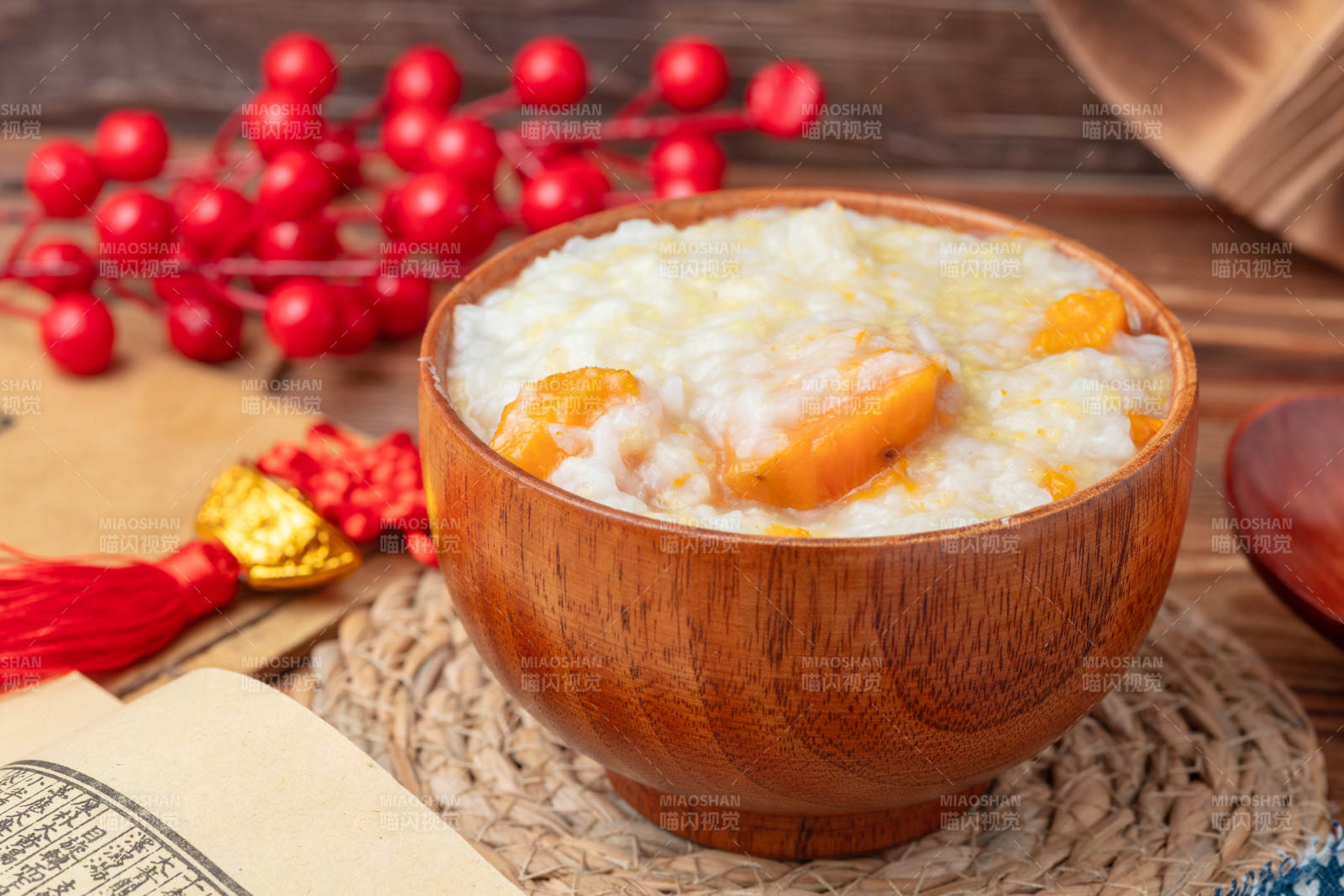 木碗小米红薯粥图片