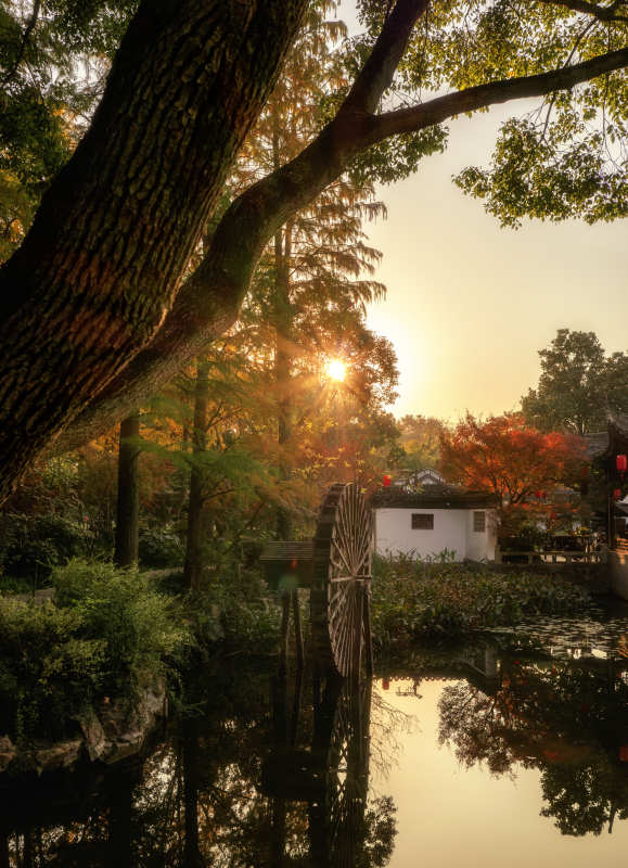 夕阳下的静谧水车图片