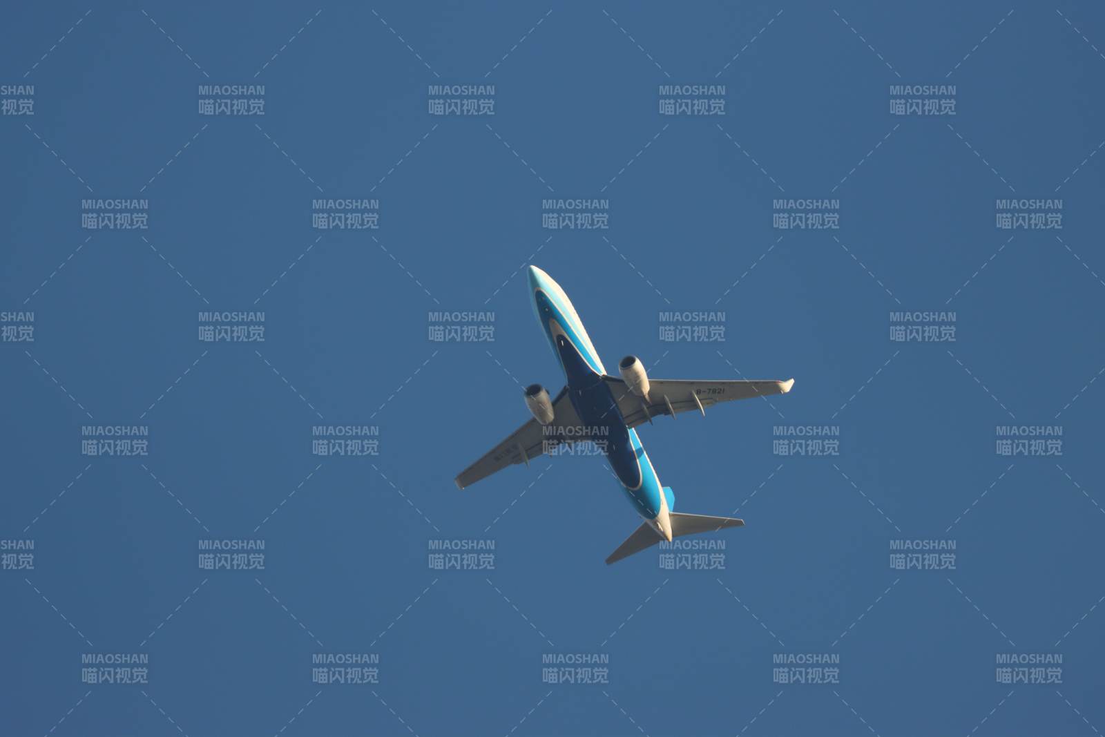 蓝天中的飞机翱翔图片