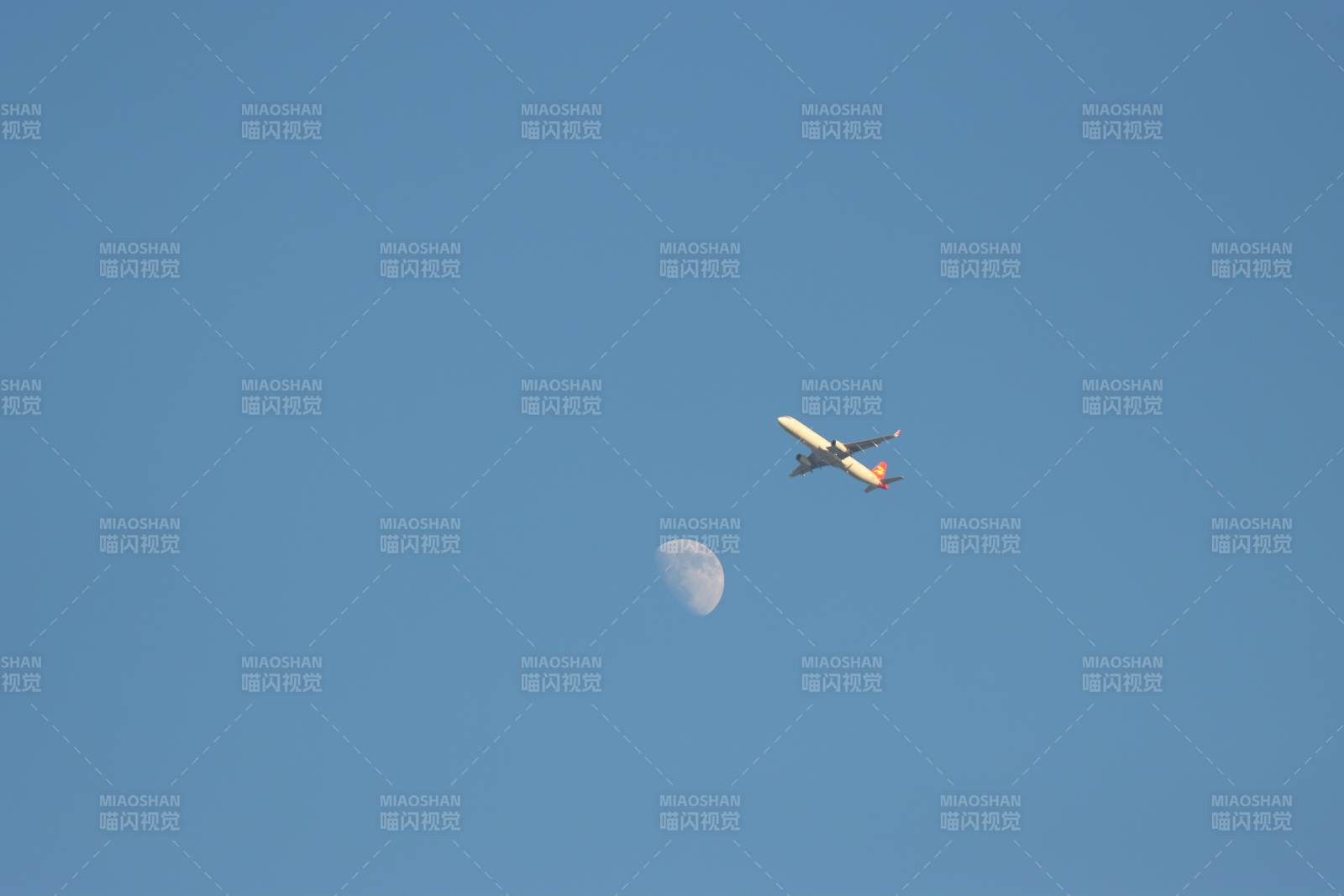 钱塘湿地公园钱塘江边飞机掠过月亮图片