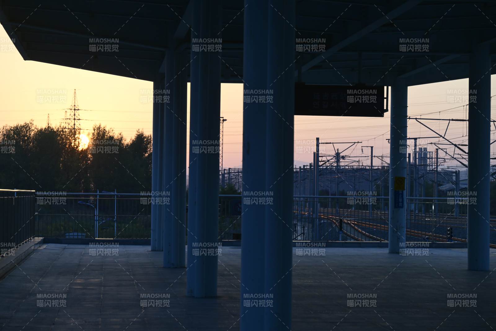 延吉西站黄昏站台静谧景图片