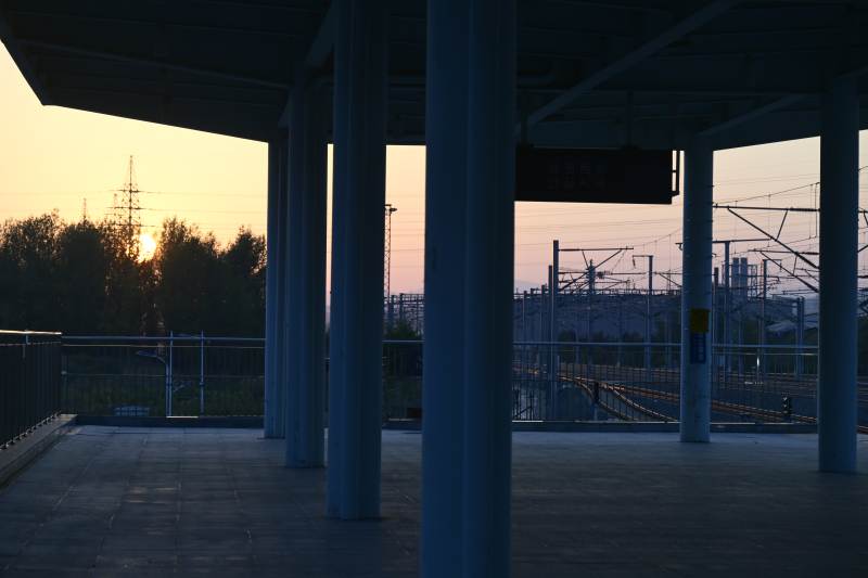 延吉西站黄昏站台静谧景图片