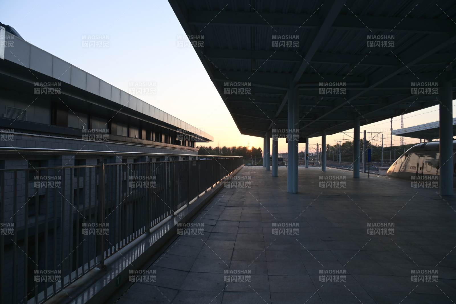 延吉西站黄昏车站静谧景图片