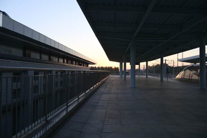 延吉西站黄昏车站静谧景图片