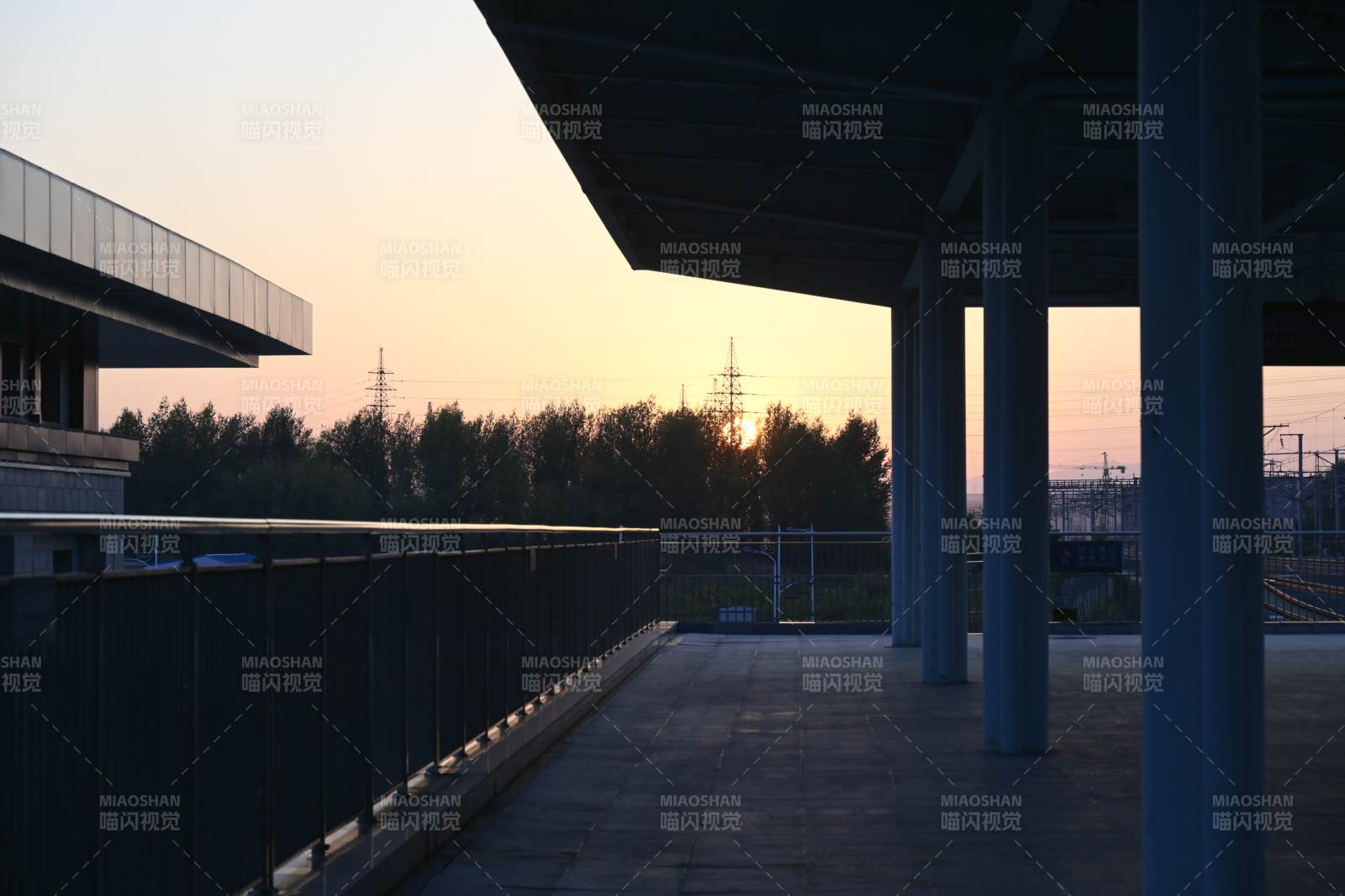 延吉西站黄昏廊桥静谧景图片