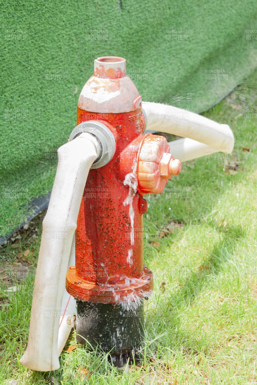 消防栓漏水图片