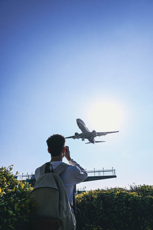 仰望飞机起飞图片