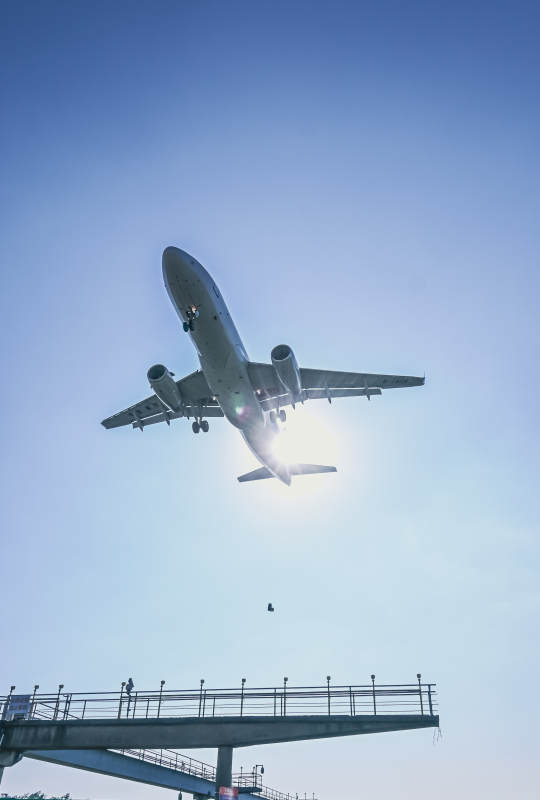 飞机降落瞬间图片