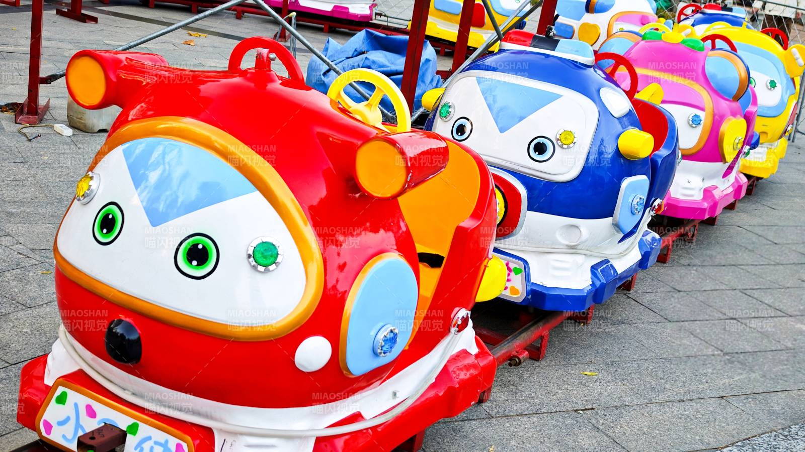 彩色儿童游乐车图片