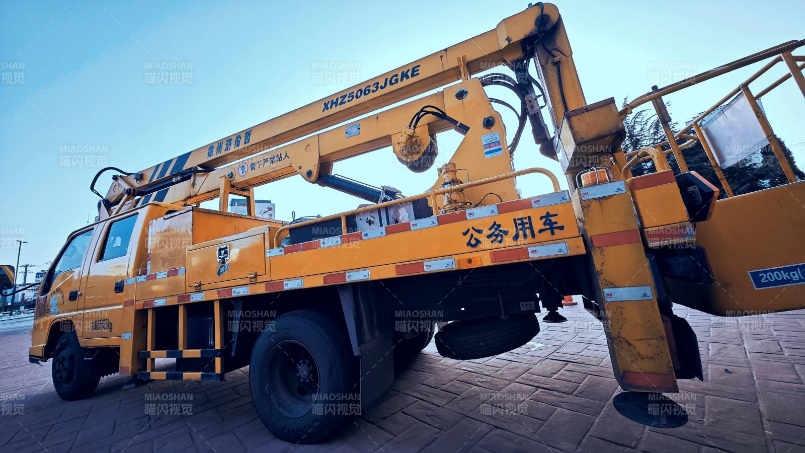 黄色公务吊车停靠图片