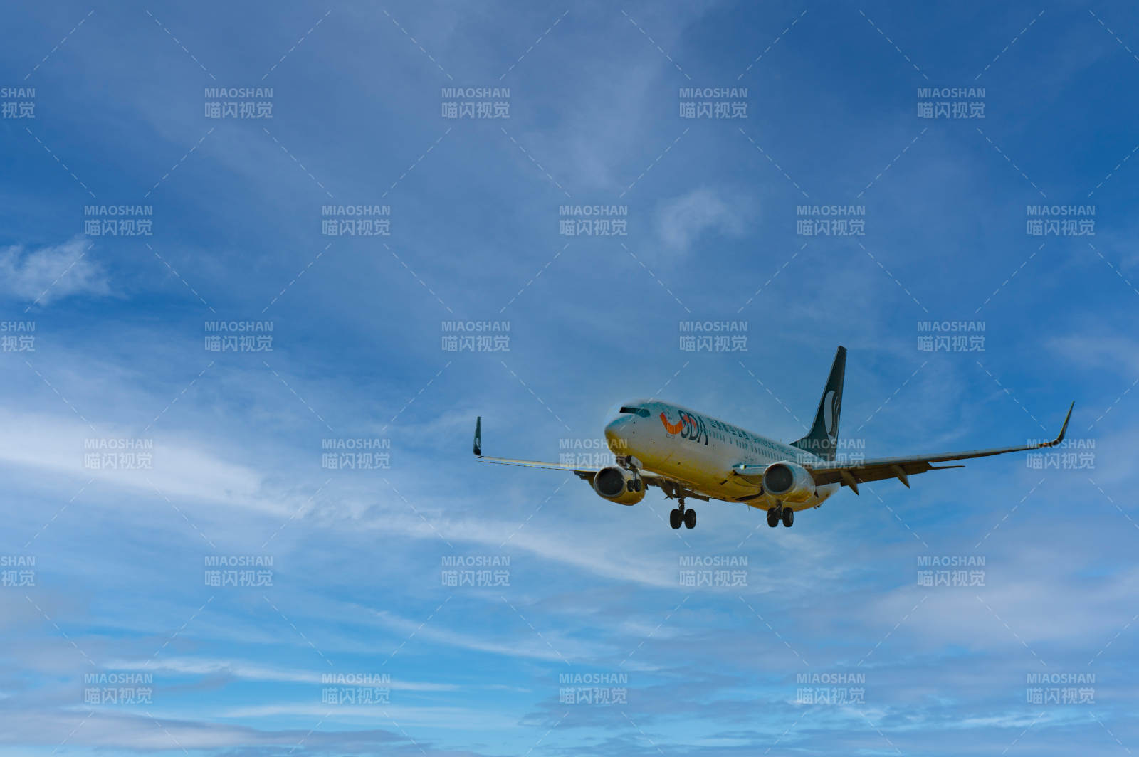 飞机翱翔蓝天图片