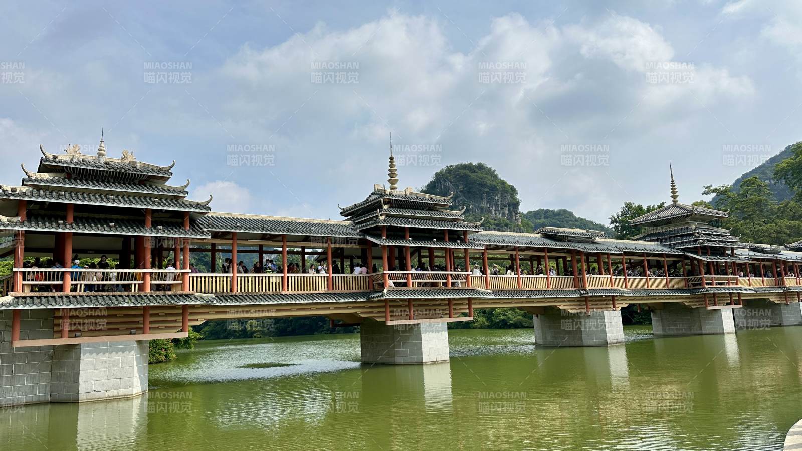 古桥横跨碧水柳州龙潭风雨桥图片