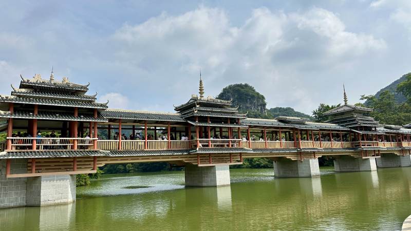 古桥横跨碧水柳州龙潭风雨桥图片