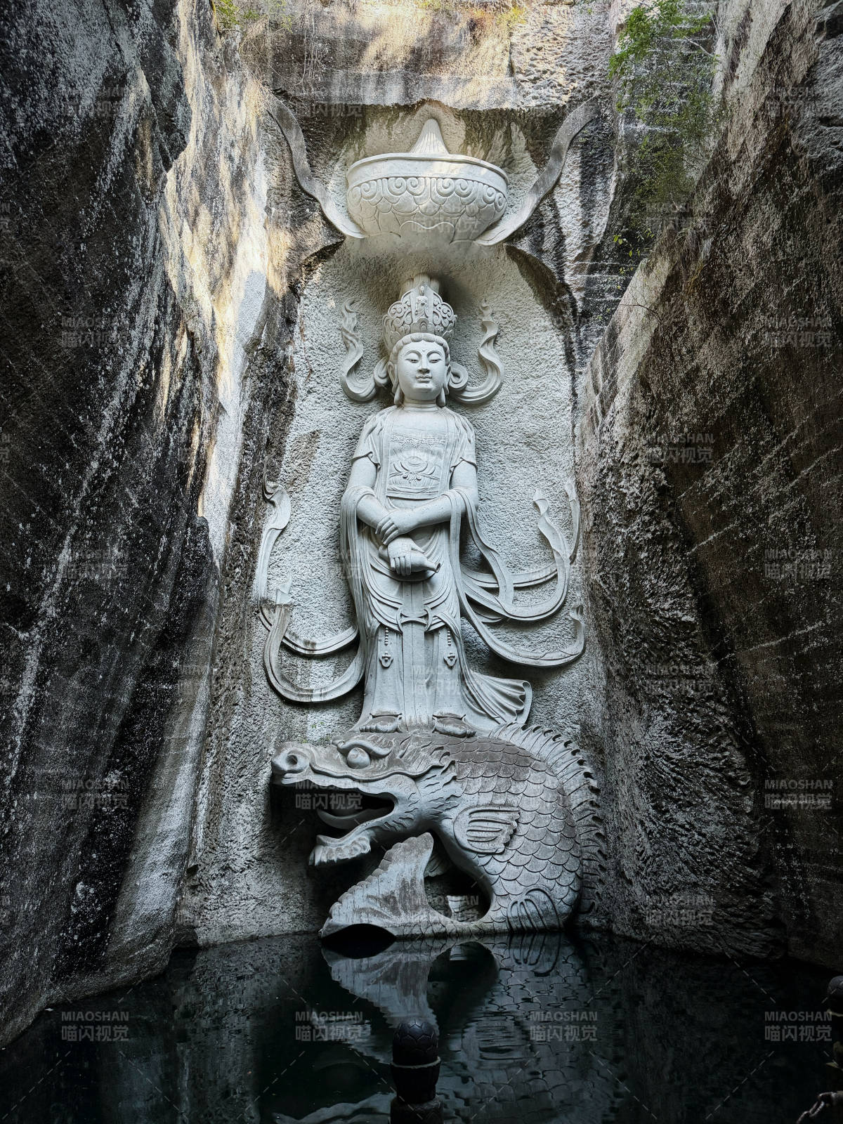 石窟佛像映水影图片