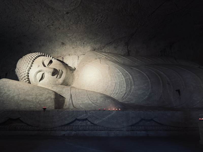 卧佛静谧安详图片