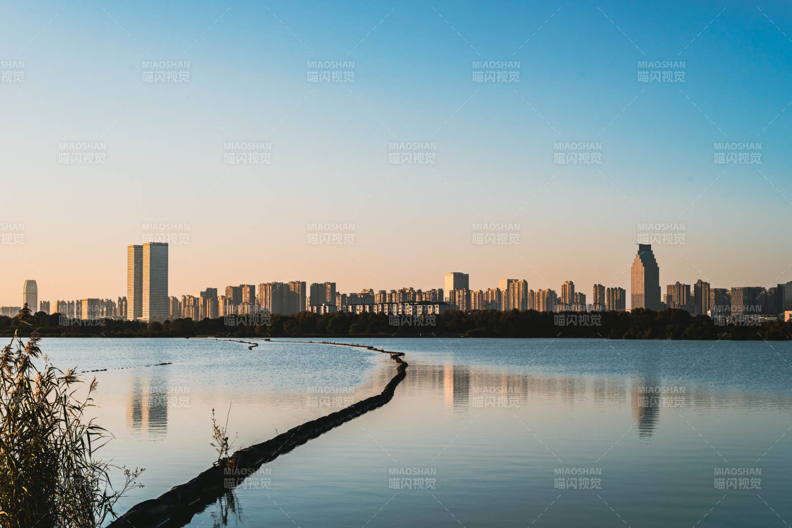 湖畔城市剪影方兴湖图片