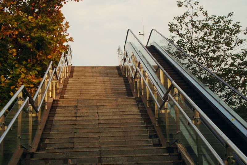 阶梯与扶梯并行图片