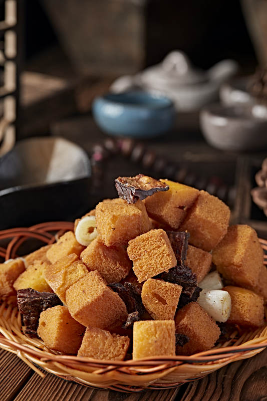 葱香油炸咸鱼馒头粒图片